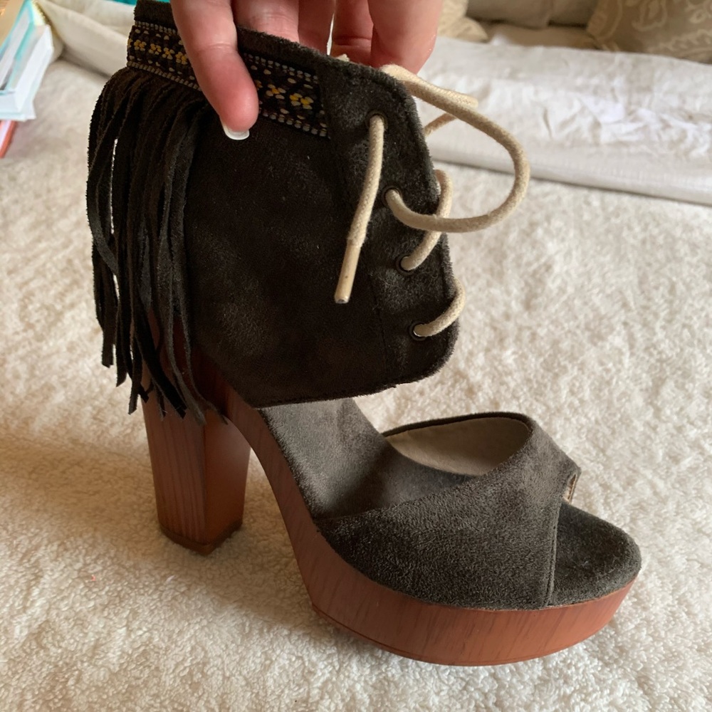 Suede Southern style wedge heels with fringe